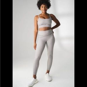 The ascend scoop bra and leggings-wavelength